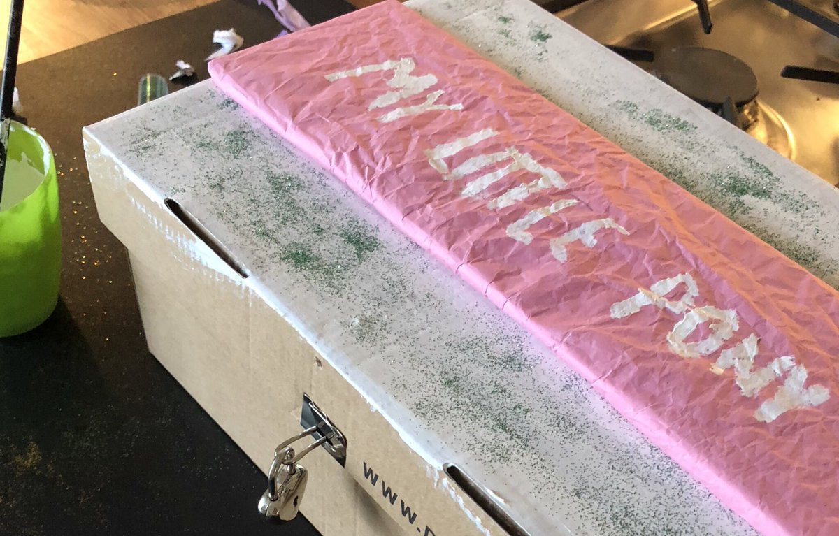 To spændende dage med samtaler, debat og workshop om køn, ligestilling og uddannelse til #uddannelsesdebatten18 #enkøndebat hjemme igen arbejder min yngste (datter) på en æske til hemmeligheder. Det tænker jeg over - men nu på en noget anden måde...