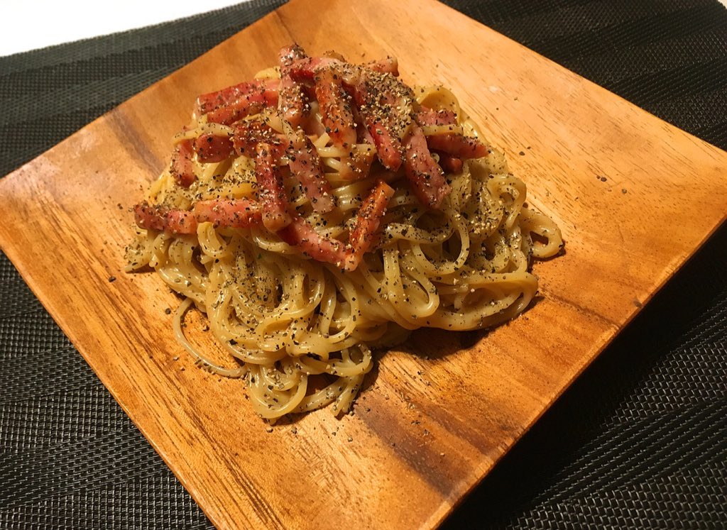 ore825's tweet photo. このカップスープ、ただでさえ旨いんですが、これでパスタを作るとレストラン顔負けの濃厚マッシュルームクリームパスタが爆速でできるのです…

一袋とバター10g、炒めたベーコン40gに茹でたパスタ一人前、茹で汁大さじ4〜5杯入れ混ぜ黒胡椒振るだけ

ベーコンと一緒にキノコも炒めると更に旨い！ https://t.co/NSxIlLlHS1