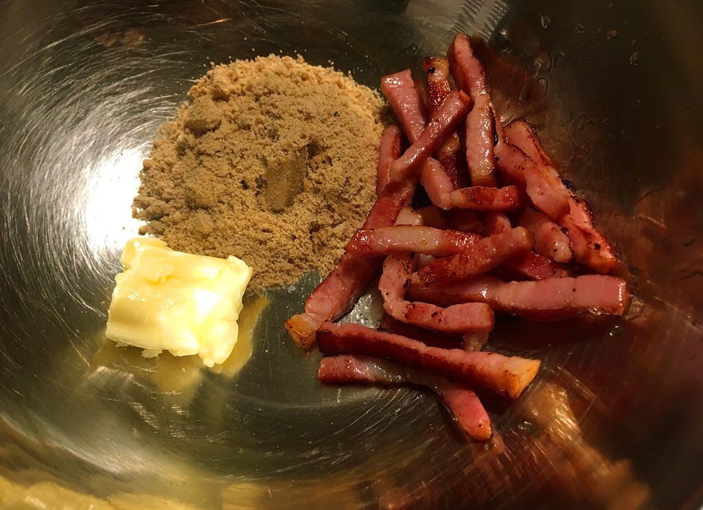 ore825's tweet photo. このカップスープ、ただでさえ旨いんですが、これでパスタを作るとレストラン顔負けの濃厚マッシュルームクリームパスタが爆速でできるのです…

一袋とバター10g、炒めたベーコン40gに茹でたパスタ一人前、茹で汁大さじ4〜5杯入れ混ぜ黒胡椒振るだけ

ベーコンと一緒にキノコも炒めると更に旨い！ https://t.co/NSxIlLlHS1