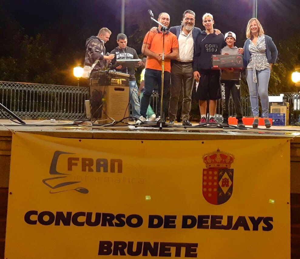 AytoBrunete's tweet photo. 🔶Nuestro alcalde, @BorjaGIglesias, y la concejal Nuria Molina entregaron ayer los premios del Concurso de DJ. 1° DJ Marcos y Josue; 2° DJ Vitty; 3° DJ Miguel. ¡Enhorabuena! @INFORFRAN 🔝🔝🔝 https://t.co/xkzLGHiQ8S