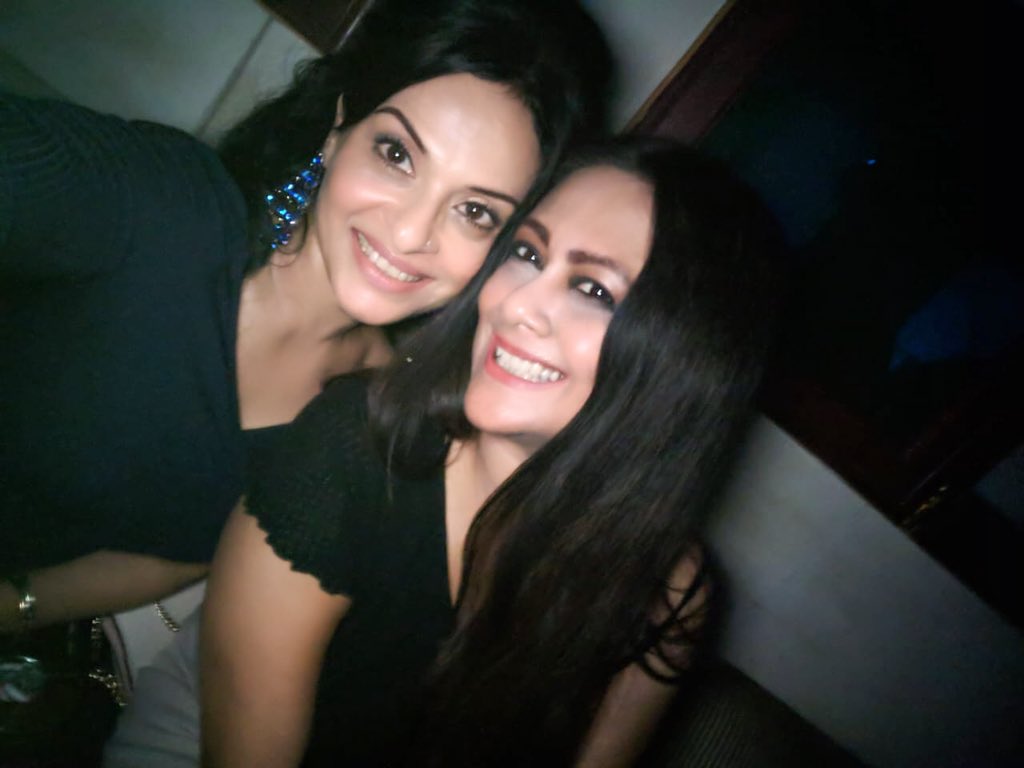 PBarbarooah's tweet photo. Catchin up with these hotties after ages💗💗 #girlsinc #gauhaticlub #dancingshoes #glamsquad #buzztown https://t.co/b7r03oVk4n