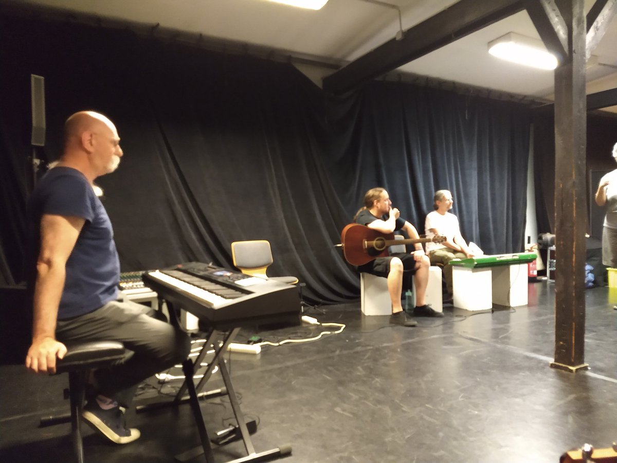 improworkshop's tweet photo. Das war ein spannender Workshop mit Joshua Brody von den BATS San Francisco gestern in der @BrotfabrikBln. Danke an Uta &amp; Susanne von @ImproTheater für den Support. 8 MusikerInnen waren begeistert. #impro #workshop #impromusik https://t.co/dvO2DGj5l4