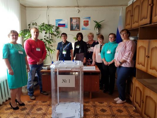 В поселке Механизаторов работу ведет УИК №2013, он расположился в здании сельской администрации. Первые голосующие здесь стали появляться с самого открытия участка.
gazetateploe.ru/news/v-poselke…