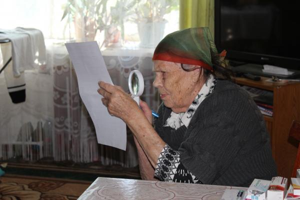 Голосование идет и на дому
Количество желающих проголосовать на дому продолжает расти и сейчас. 
9 сентября членов избирательной комиссии особенно ждала у себя в квартире 83-летняя жительница поселка Теплое Любовь Дмитриевна Кузьмина. 
gazetateploe.ru/news/golosovan…