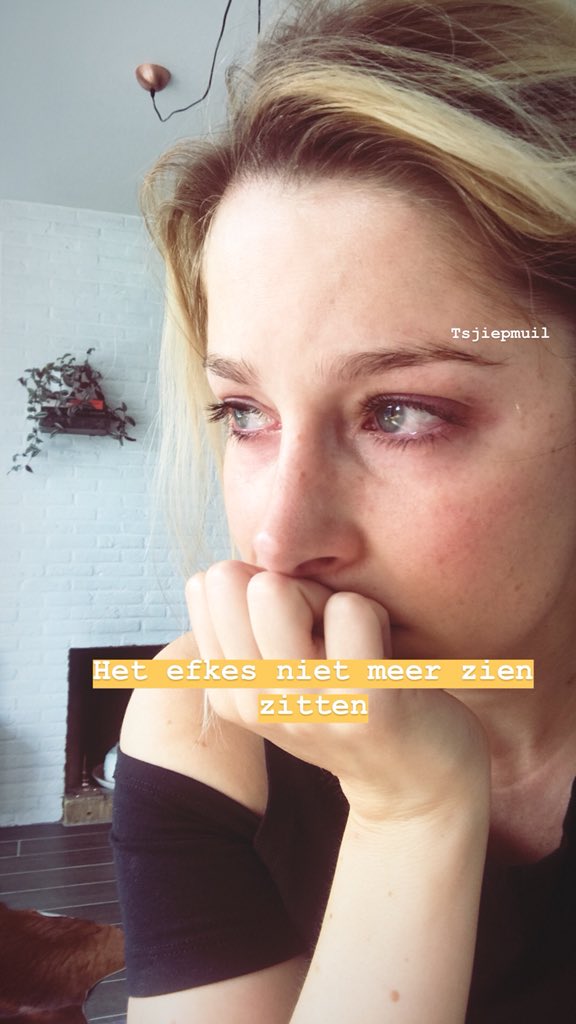 Leesa's tweet image. Van die zondagen dat een kledingrek ineenklapt en je plots tussen een berg kleren een potje aan’t blijten bent 🙋🏻‍♀️ #hooi #vork
