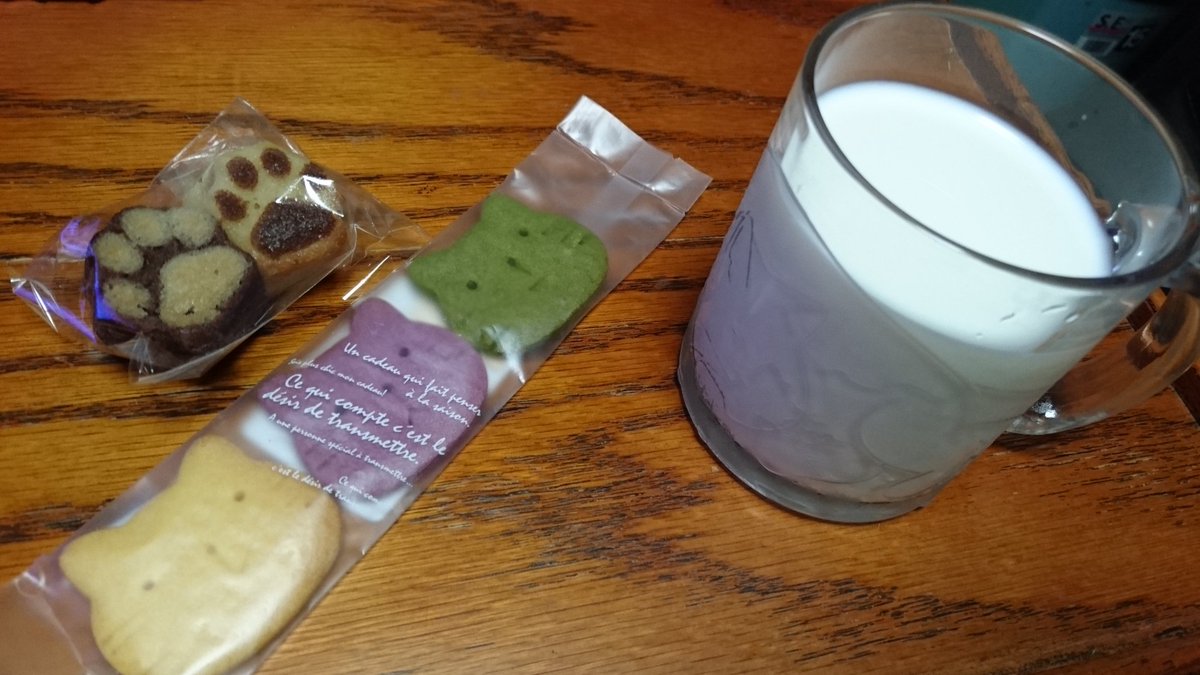 nurikabe10's tweet photo. #にゃんだらけvol6 で買ったクッキーとフィナンシェを、同じく #にゃんだらけ で買ったグラスマグのアイスミルクで。
昨日は猫の御産が急に始まって大変だったけど、母子ともに無事で良かった。 https://t.co/NQ2warG6wy