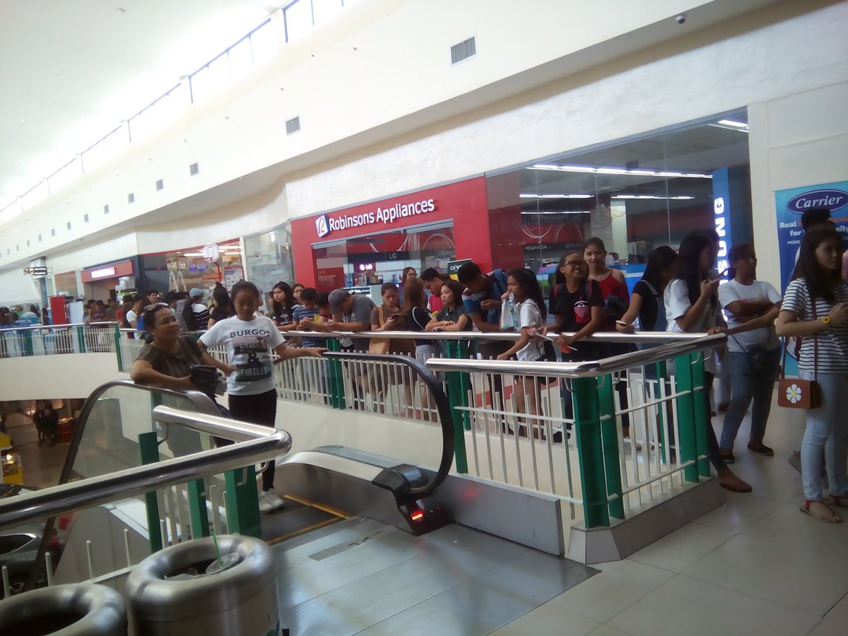 lala92682's tweet photo. Pila kaninang 12:30 para sa sa 2:30 screening ng THOU sa xentro mall calapan @itsGNR89 @KaDsOrMindoro https://t.co/gpnGE3e7Lm