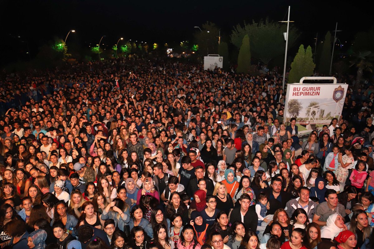 eskisehirbb's tweet photo. Yaz aylarına farklı bir soluk getiren Park Buluşmaları Yaz Konserlerimizi Kentpark’ta @CemBelevi’nin muhteşem performansı ile tamamladık. https://t.co/hkma7Sed5h