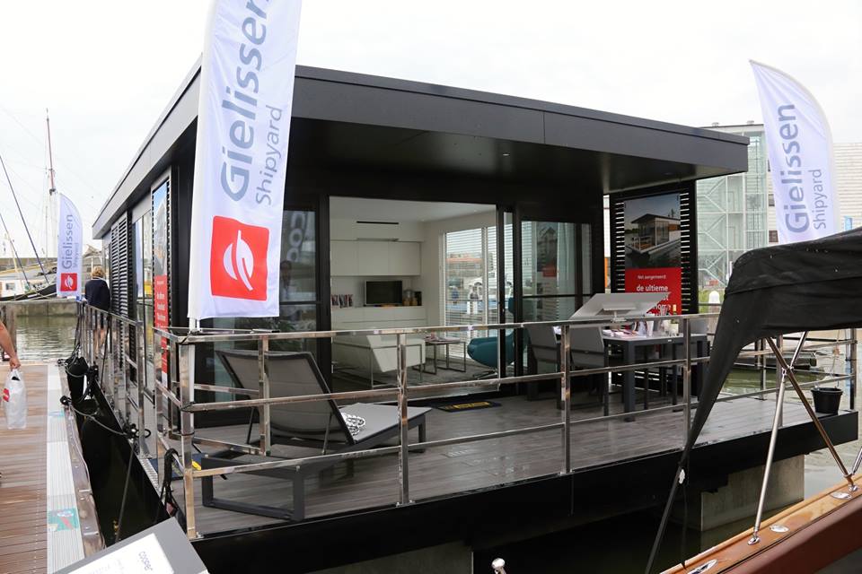 .<a href="/Gielissen/">Gielissen</a> staat op #HISWAtewater met de nieuwe MarinHome Prestige Houseboat, ingericht door niemand minder dan #JandesBouvrie! Kom langs bij Gielissen op steiger G28 en neem zelf een kijkje 👀 Foto door Leo Bakker. bit.ly/HISWAtewaterTi…
