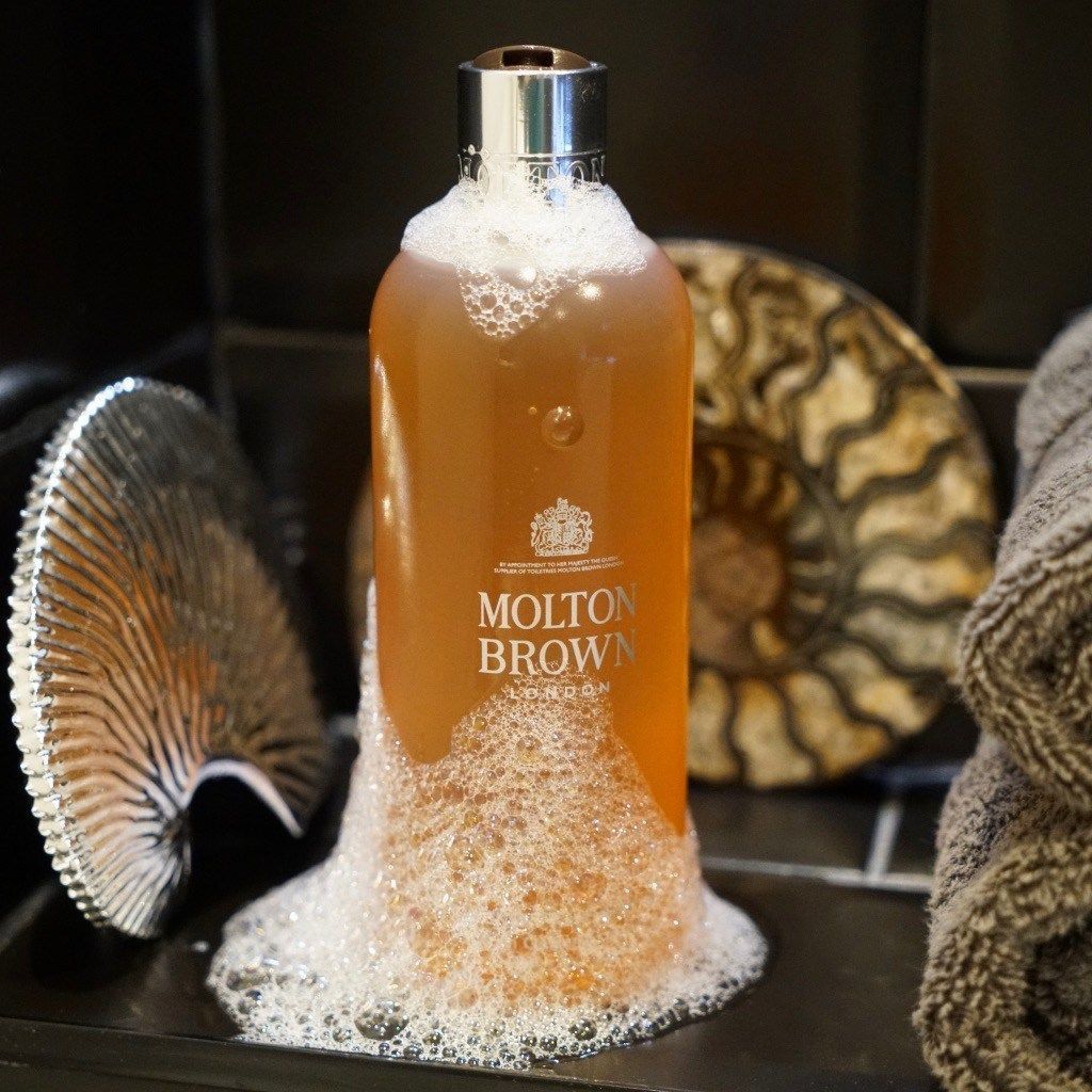 ElegantMidlife's tweet photo. Molton Brown thickening shampoo for men – REVIEW by my bloke! https://t.co/fUDuc1Q1BX An honest, straightforward (funny) review! #ThinningHair #shampoo #ForMen #BeautyForMen #over40 #Over50 #haircare #masculinity #over50men #MenOver50 #MidlifeMen #productreview @MoltonBrownUK https://t.co/XE9IUTnlcb