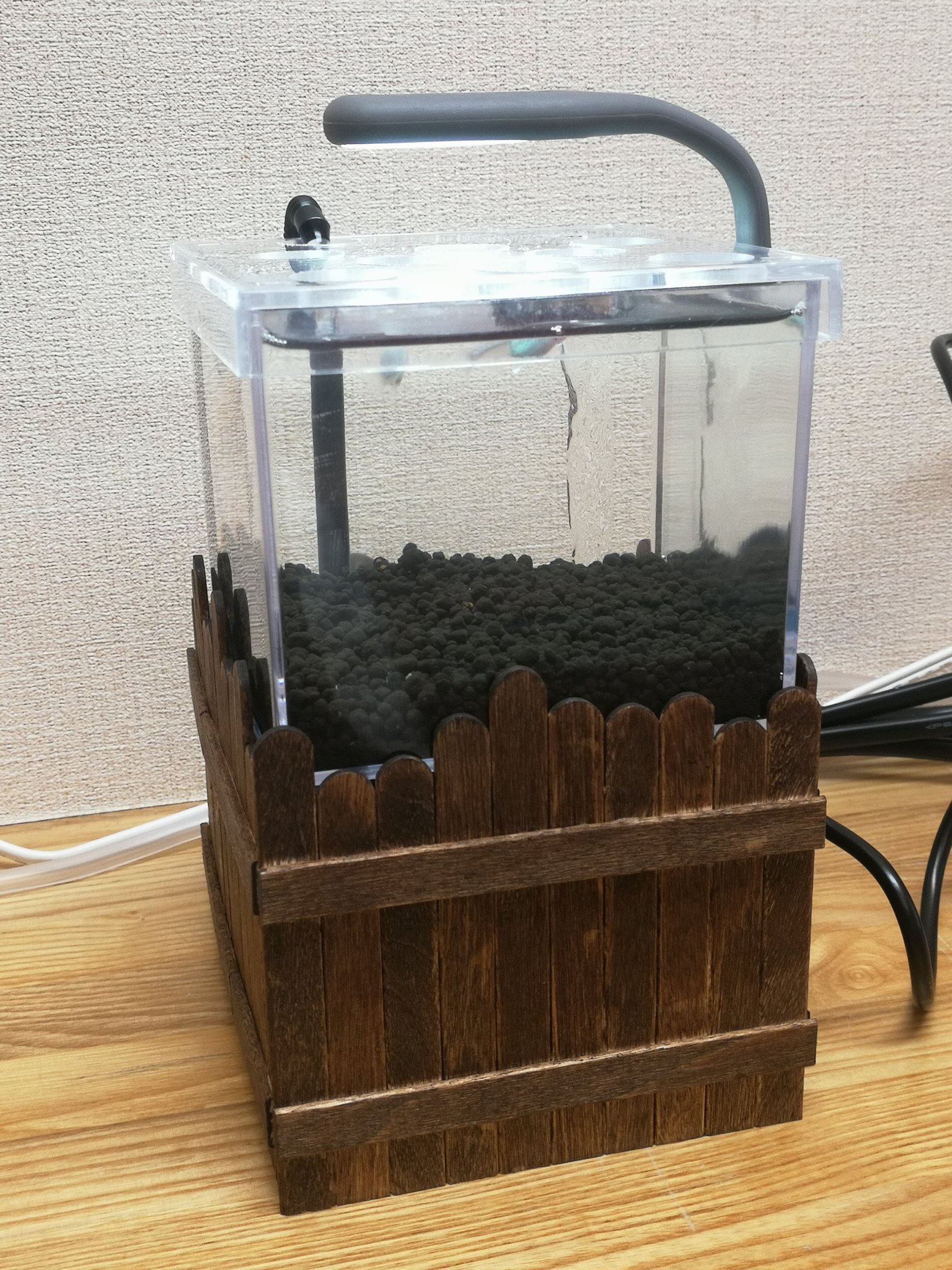 学屋 Re Gek プラモ的な活動が全くできなかった代わりに 子どもたちとメダカの水槽を作りました 生体飼育槽 濾過槽はセリアの9cmのプラケース 揚水ポンプ以外は百均で材料をそろえました ネットで見かけたオーバーフロー型水槽をまんま真似ました