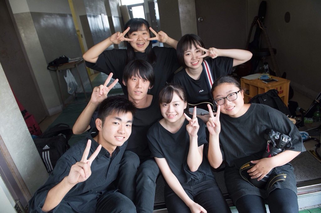 Nakapiiiiiiiiii's tweet photo. 最後の蒼碑祭！！！
伝説の靴箱ライブでぶちかましてやったぞおら！！！！！！
本当に3年間軽音楽部で、skyrimのメンバーとやれて良かった。
あと応援してくれる人のありがたさをすごい実感したし、本当にいい後輩を持った、今までありがとーう！ https://t.co/C2FAOOv3Ce
