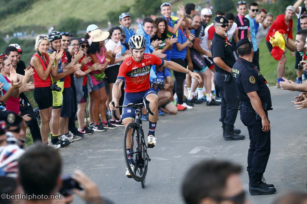 García Cortina dando espectáculo por las carreteras asturianas (Foto: Team Bahrain Merida).