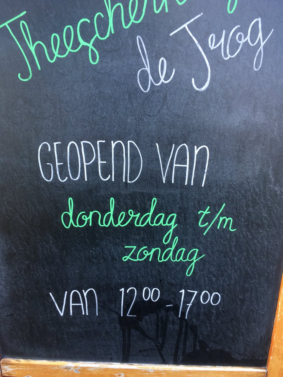 deTrogHeiloo's tweet photo. Wilt u zo vriendelijk zijn uw hond niet tegen ons bord zijn behoefte te laten doen. Buiten dat het een vies gezicht is, is het ook en smerig klusje voor ons om het weer schoon te maken🤨. 
De tekst klopt overigens wel😀 #GGZNHN #HEILOO https://t.co/szomGNcOC9