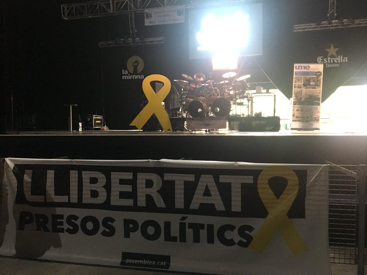 MartaMadrenas's tweet photo. David Ferrer a La Mirona, vol fer el rècord Guiness de tocar la bateria per reivindicar la llibertat  dels presos polítics. Ara acaba de superar el seu propi rècord de 84 hores, 💪ha d‘arribar a les 134! Tothom a donar-li suport  i força a La Mirona a qualsevol hora! @JuntsXCat https://t.co/v58qLMGTnv