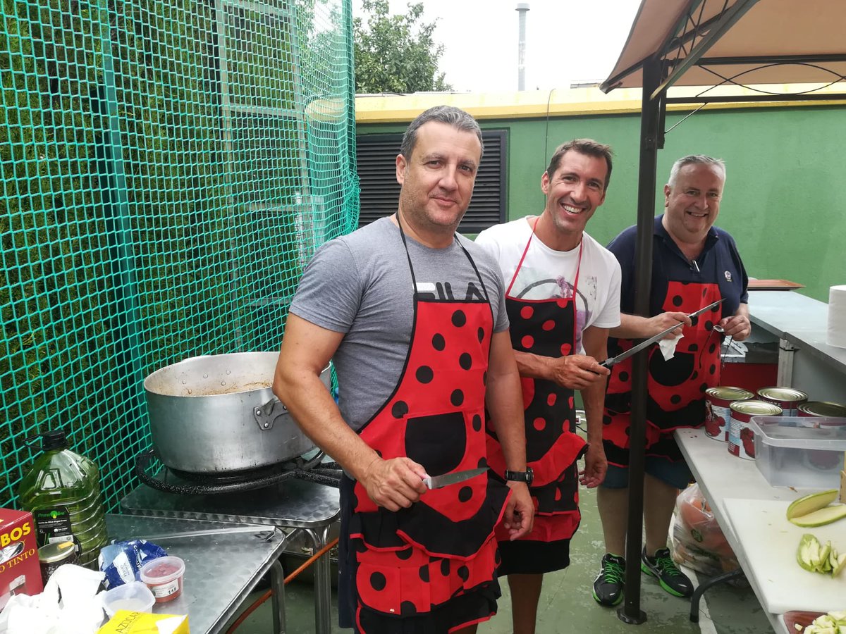 ClubParqueVerde's tweet photo. !Que tiemble MASTERCHEF! 
Como veis nuestros cocineros ya están preparando el menu que nos vamos a comer todos en la convivencia final de la semana cultural...

Recordad que todos los participantes estais invitados....

Y despues ... FIESTA DE LA ESPUM... https://t.co/3fem7dYEyy