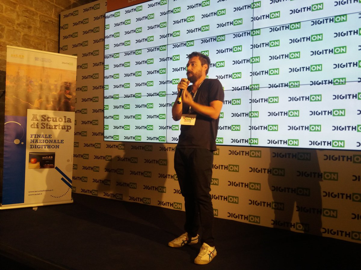 digith_on's tweet image. @Pinucciosono sul palco di #DigithON2018 prima della premiazione