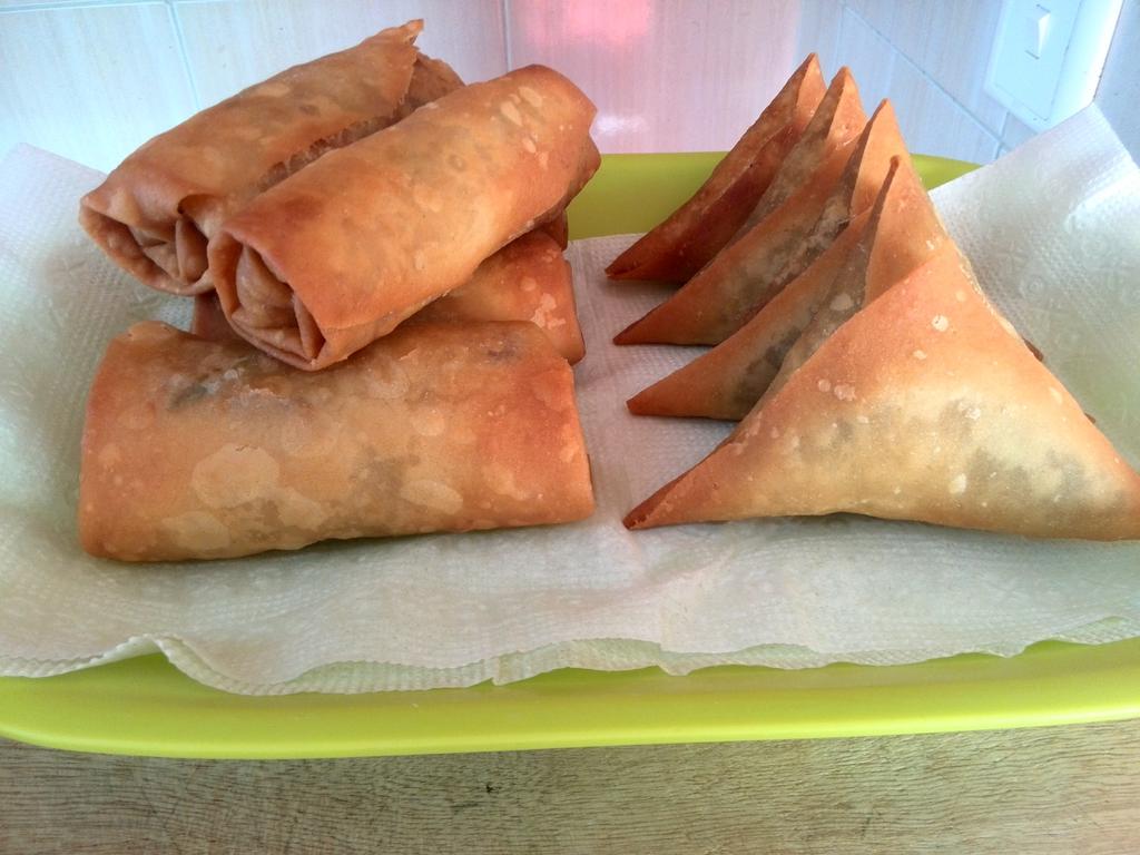 Eddsula's tweet image. #IkoKaziKe i make a supply chapo30sh..samosa crooked 40sh..uncooked 30sh...spring rolls cooked 40sh..unckooked 30sh. Mahamri 20sh. Whole sale n retail..home n office delivery we'r along ngong rd 0721439177