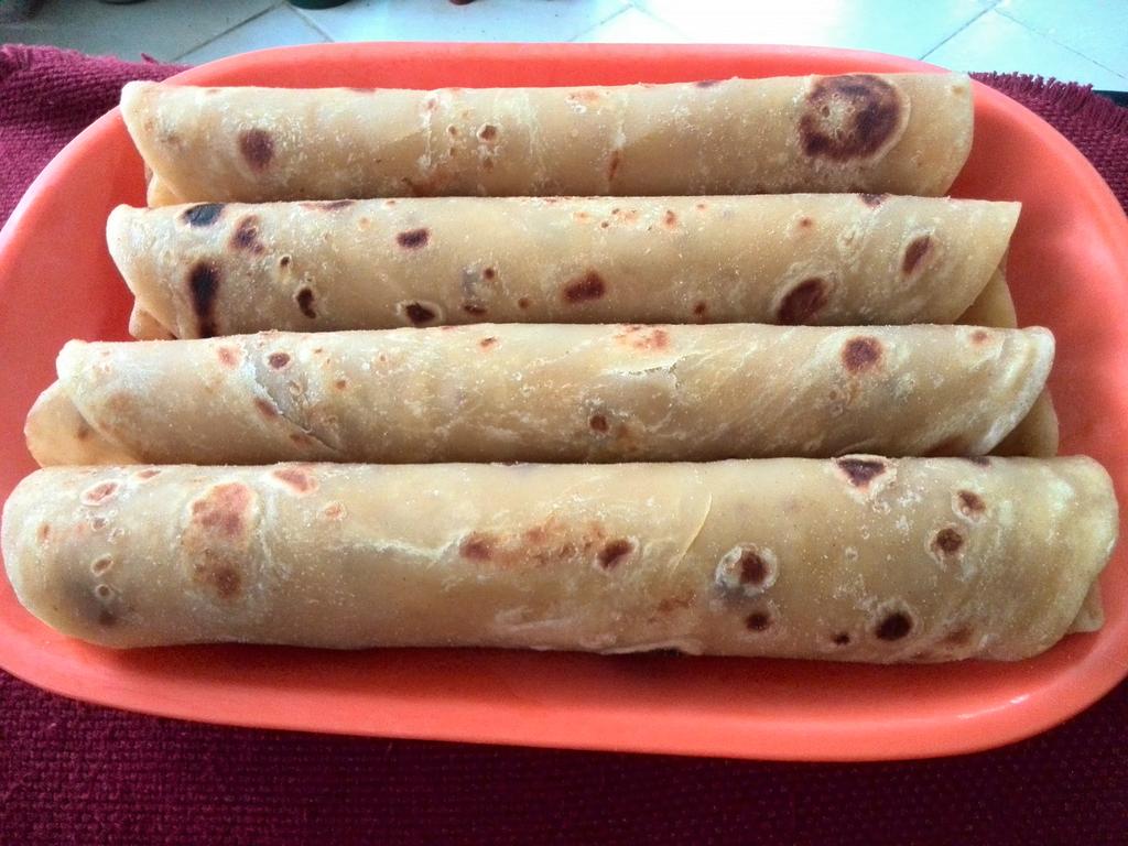 Eddsula's tweet image. #IkoKaziKe i make a supply chapo30sh..samosa crooked 40sh..uncooked 30sh...spring rolls cooked 40sh..unckooked 30sh. Mahamri 20sh. Whole sale n retail..home n office delivery we'r along ngong rd 0721439177