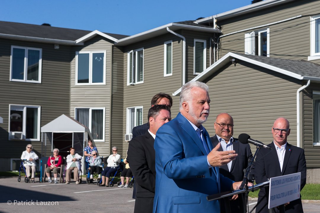 phcouillard's tweet photo. Les proches aidants renoncent parfois à tout pour être au chevet d’un être aimé. Ce sont eux qui accourent au moindre bruit, qui écoutent, qui répondent, qui recommencent chaque jour. 

Aujourd’hui, nous voulons aller plus loin pour eux. 

#PolQc #Qc2018 #PLQ https://t.co/bfAnHduBVF