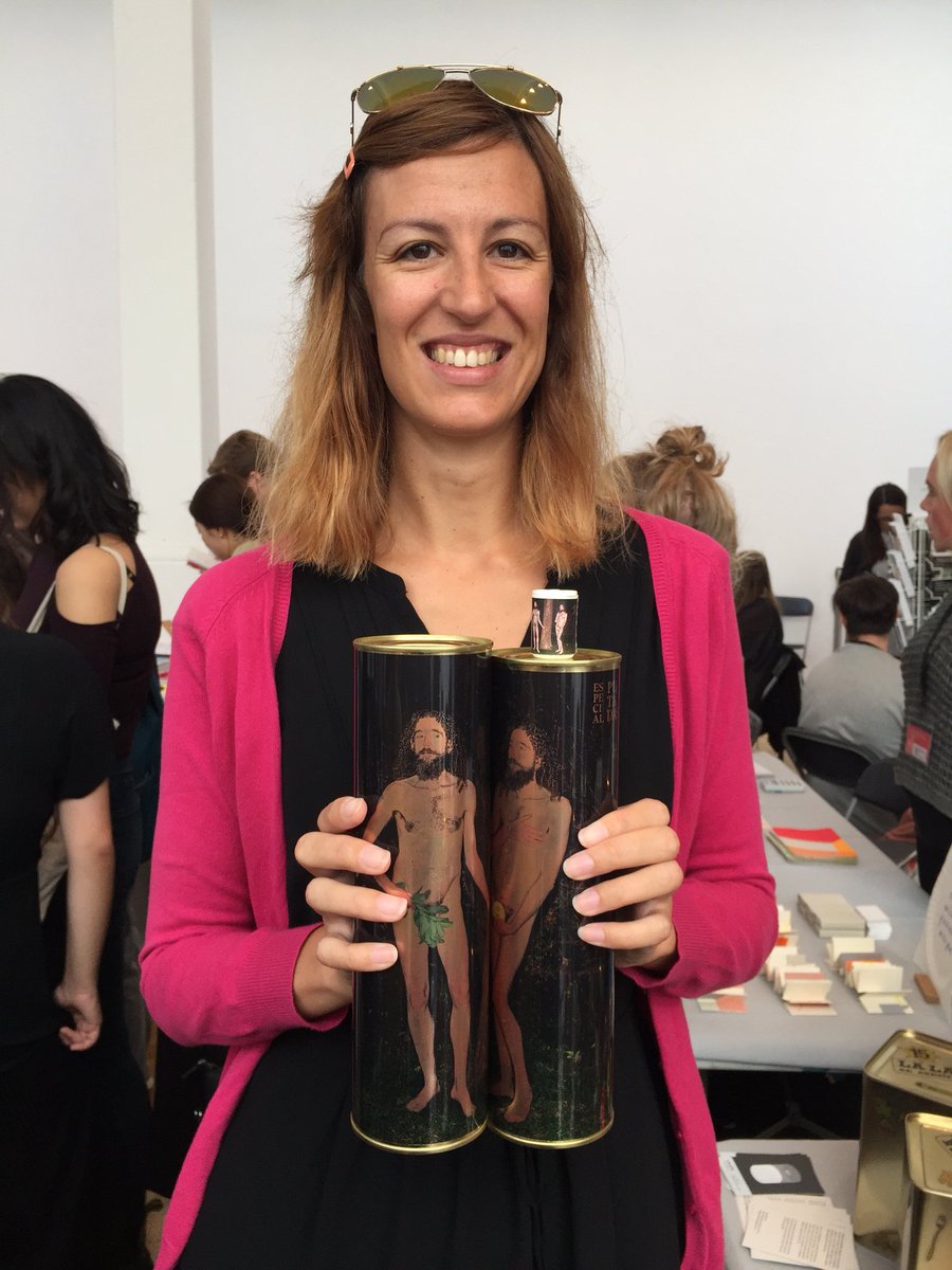 lalatarevista's tweet photo. Genial encontrarnos a @OliviaZinc en @_TheWhitechapel #LABF18. Gracias por venir 😘 https://t.co/KCpOoKze5z