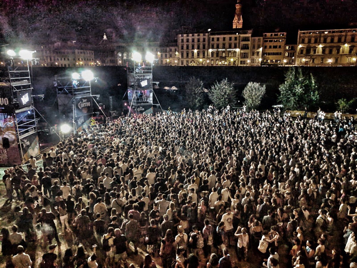 DarioNardella's tweet photo. La musica jazz ha invaso le strade dell’#Oltrarno e più di 14 mila persone hanno partecipato al Florence Jazz Fringe Festival! Stasera ultima serata, alle 20 al Volume con Stefano Tamborrino e alle 21.30 sulla zattera in Arno assolo di Stefano “Cocco” Cantini🎷 #fjff https://t.co/yw2Ow91Vo7