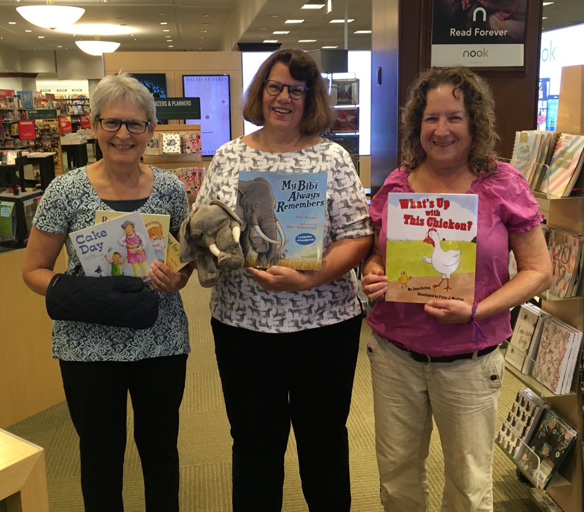 ellenmayerbooks's tweet photo. Thank you to @BN_Framingham for hosting these three grandmas in yesterdayโs special #storytime celebrating grandparents! We loved sharing our #picturebooks featuring #grandparent characters!
The three grandmas: @ellenmayerbooks, @ToniBuzzeo and #JaneSutton https://t.co/L0pGuPmj6m