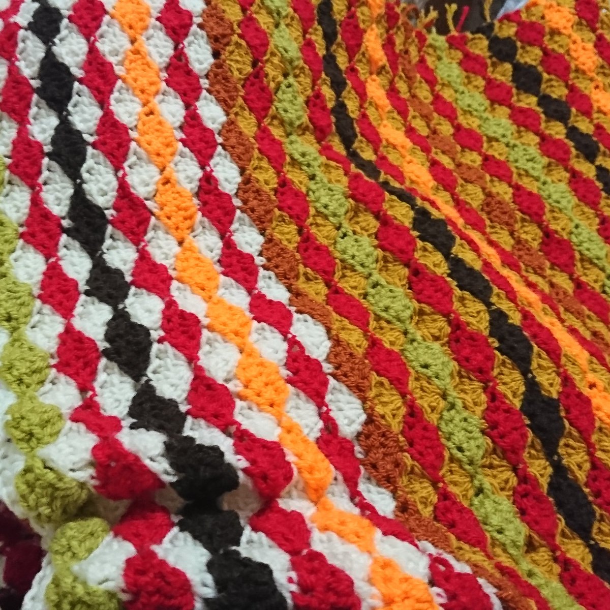ECraftss's tweet photo. The blanket I'm doing for charity is coming on lovely... Love the autumn colours #crochet #autumn #autumncrochet #blanket #crochetblanket #autumncolours #crochetforcharity #autumnthrow #autumnblanket https://t.co/jKwT9VEuxP