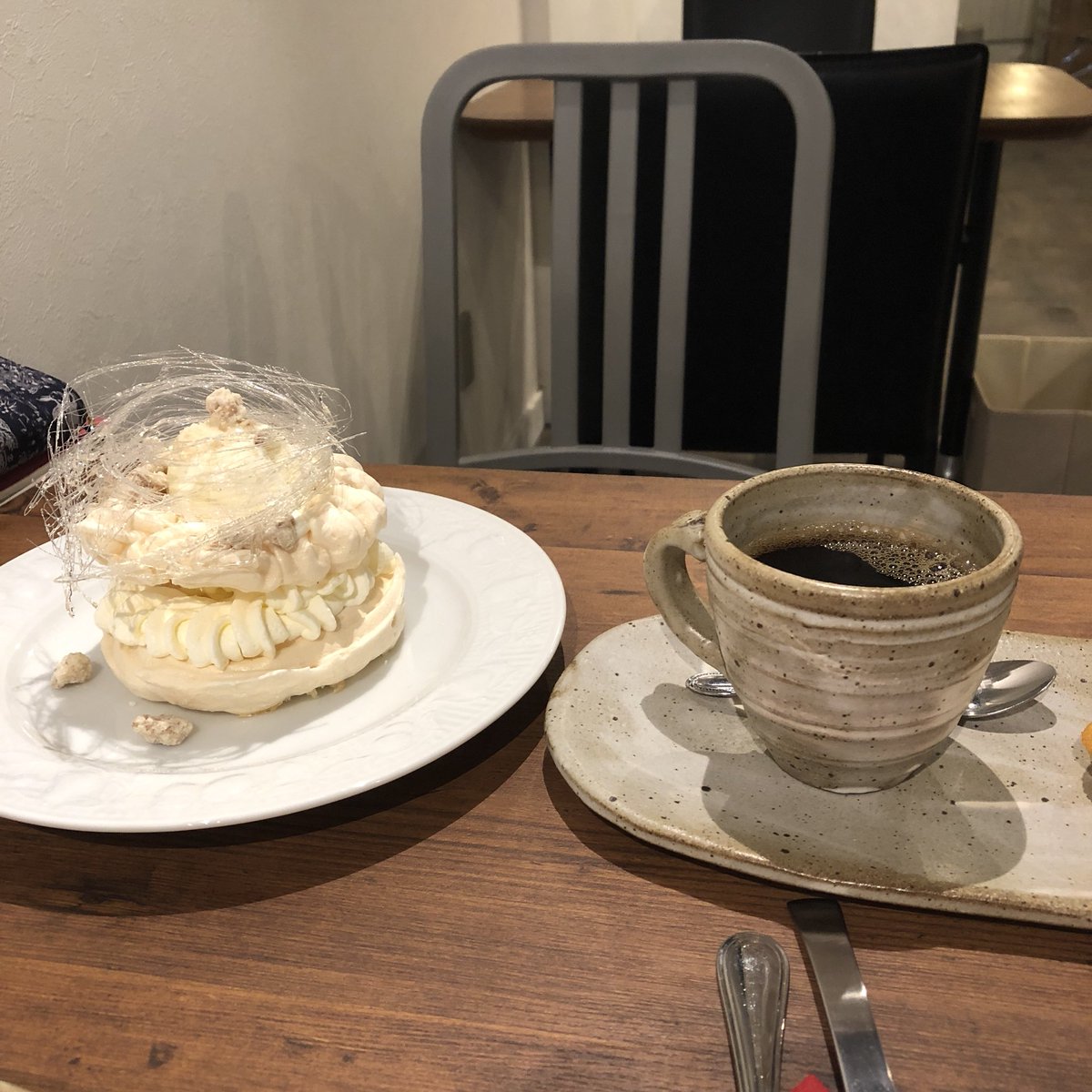 Kayano_Imagi's tweet photo. 先の話ですが来年5月
個展が決まりました♪

阿倍野区・昭和町駅から徒歩2分
「オヤツノカタチをデザインします」
sweetscafe gallery ℃ sesshi　さん
阿倍野区昭和町1-17-27

打ち合わせ中に頂いた本格メレンゲ菓子パブロワ、その名も
「佐藤さん」が美味しい♫ https://t.co/3kc4cXgWyx