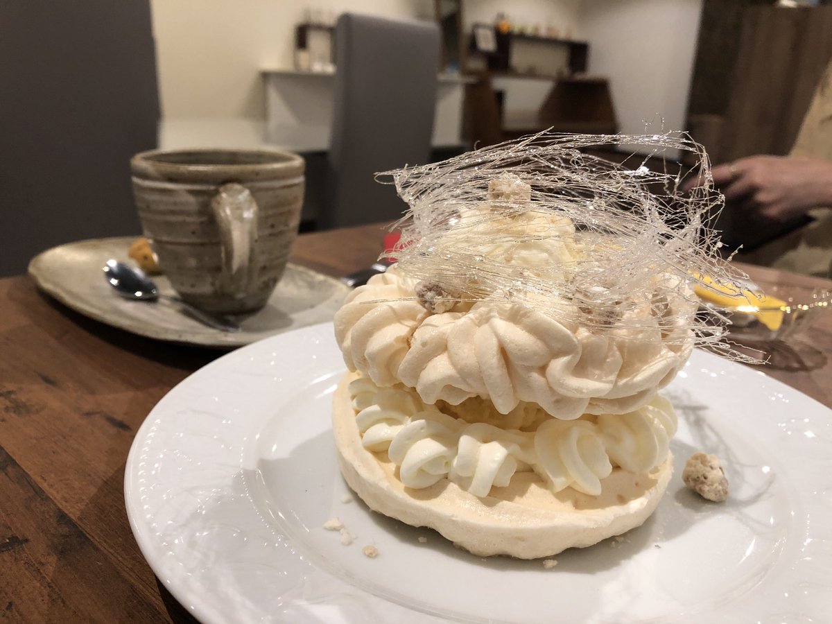 Kayano_Imagi's tweet photo. 先の話ですが来年5月
個展が決まりました♪

阿倍野区・昭和町駅から徒歩2分
「オヤツノカタチをデザインします」
sweetscafe gallery ℃ sesshi　さん
阿倍野区昭和町1-17-27

打ち合わせ中に頂いた本格メレンゲ菓子パブロワ、その名も
「佐藤さん」が美味しい♫ https://t.co/3kc4cXgWyx