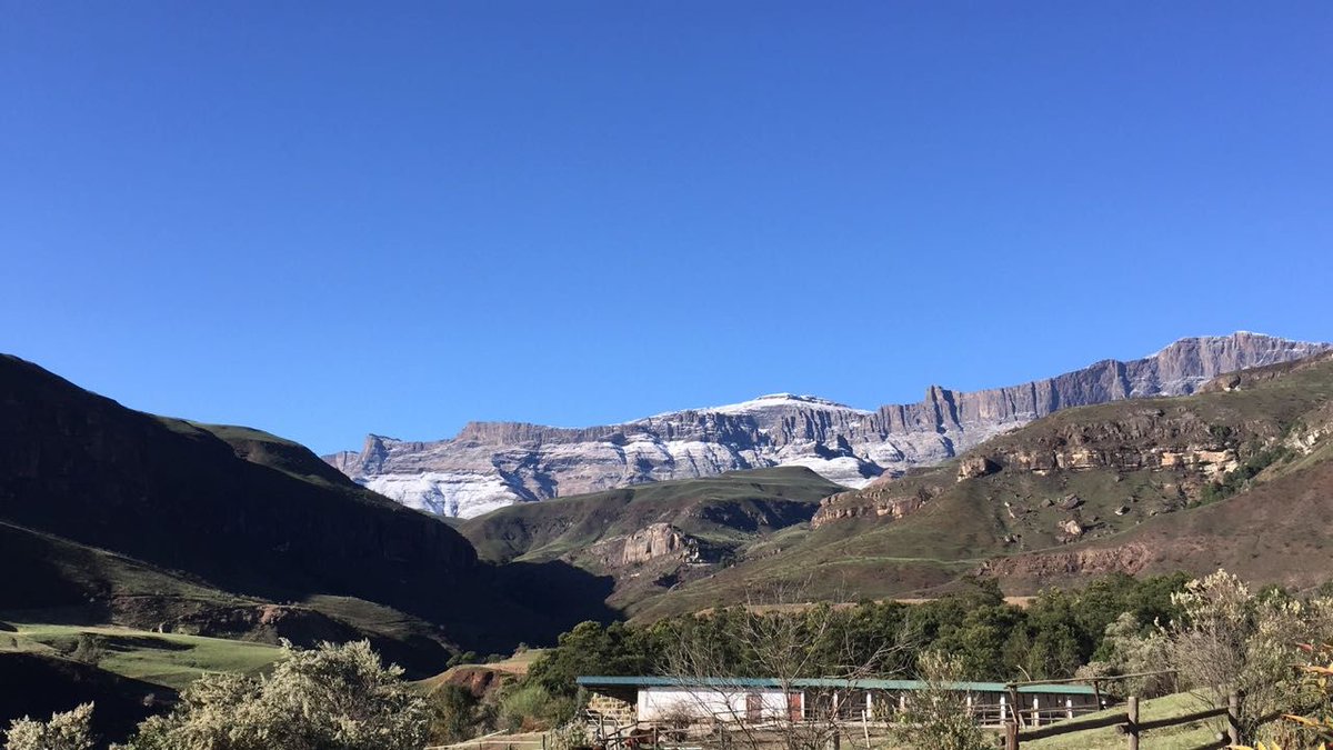 With snowfalls currently stretching from the Western Cape to the Eastern Cape and into KZN, we have a view of some of the snow spilling over from Lesotho. You can get live views of the snow from the hotel's always-on webcams - buff.ly/2KJz7vS