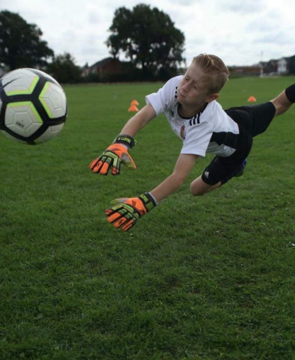KAGoalkeeping's tweet photo. Doesnt matter how you save it ..... as long as you save it #LifeOfAGoalkeeper https://t.co/SMn5qgwiCC