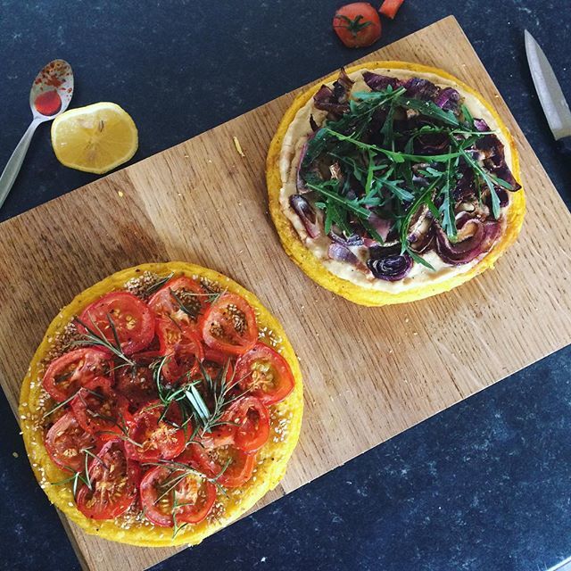 Test kitchen; herby polenta tarts topped with garlic-roasted veggies. Great for using up sad-lookin’ produce. Zero waste comfort food 💚 ift.tt/2MeNjgV