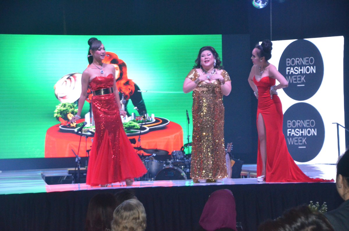 desmondj's tweet photo. Thank you to @joannekam for making us laugh throughout the Borneo Fashion Week 2018 Gala Dinner #BFW2018 last Friday. Hope you found your python. https://t.co/UyVjR7tkYC
