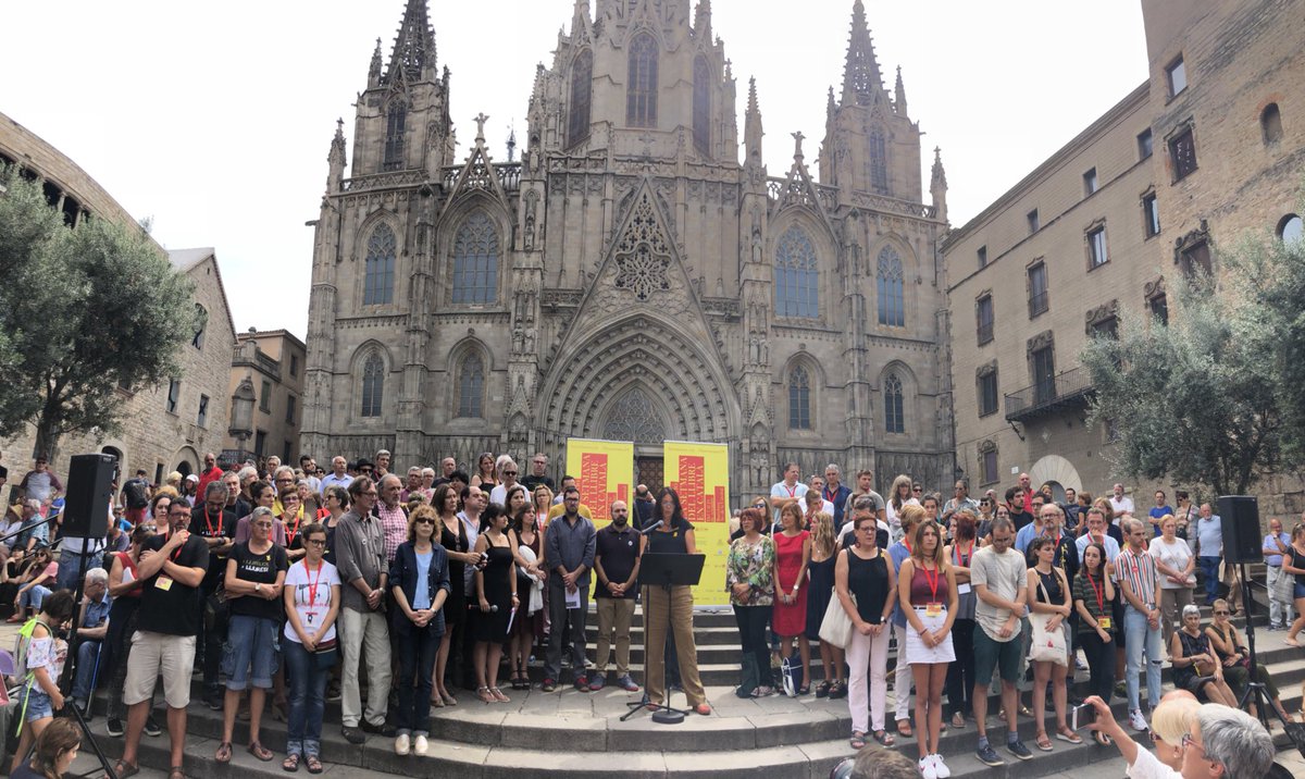 bernatpicornell's tweet photo. Lectura del manifest a favor de la libertat d’expressió a @LaSetmana del llibre en català! #Setmana18 https://t.co/j2UGCJQip0