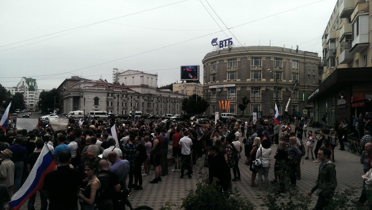 KRaspopov's tweet photo. На Никитинской площади прекрасно, скандируют "Мы против пенсионной реформы" https://t.co/MmA2yOBbom