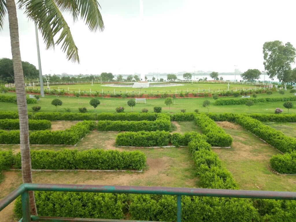 Largest National Flag & A Maze Garden developed adjacent to it at #SanjivaiahPark will be great entertainment for Kids “For Finding the way out” @HMDA_Gov @HMDA_Gov @KTRTRS @TSMAUDOnline @GHMCOnline @tstourism #NecklaceRoad #MazeGarden #GreenHyderabad