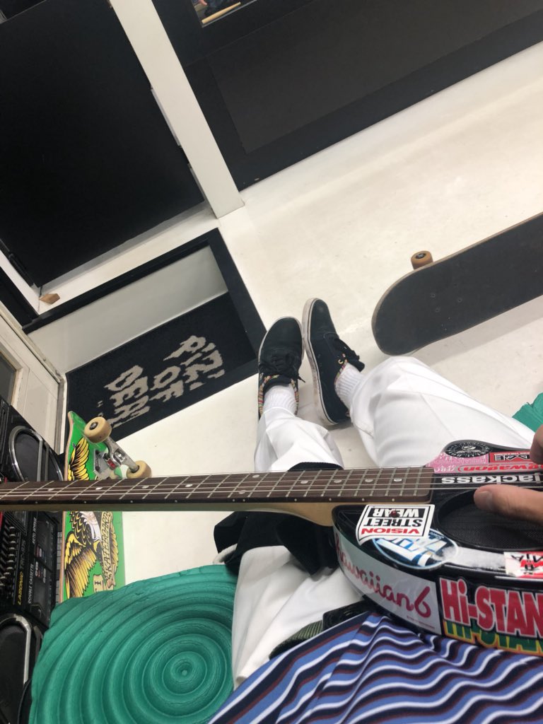 fbmbisco's tweet photo. ここのブリトーはほんまに美味しくてそして僕はこの場所がスケートショップと勘違いし始めて早何年経ったのでしょうか
#拝啓母上様
#幕張の反対側で
#高校生ギターあっくんもきた
#ヒトリートスケート
#PODLAB https://t.co/DzVJf0Vd6T
