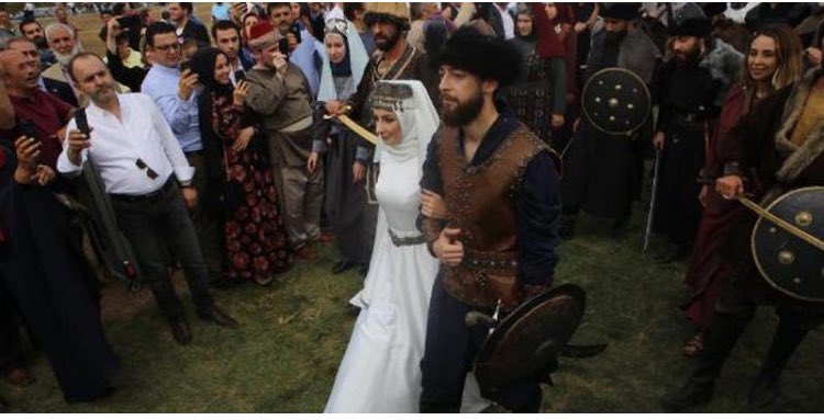 Askerliğini bedelli yapan Recep Akdağ'ın oğlu, F.Sultan Mehmet'in öldüğü Hünkar Çayırı'nda, Kayı Boyu kıyafetiyle düğün yapıp, ok attı, otağında yemek yedi.
Sebebi neydi ki?