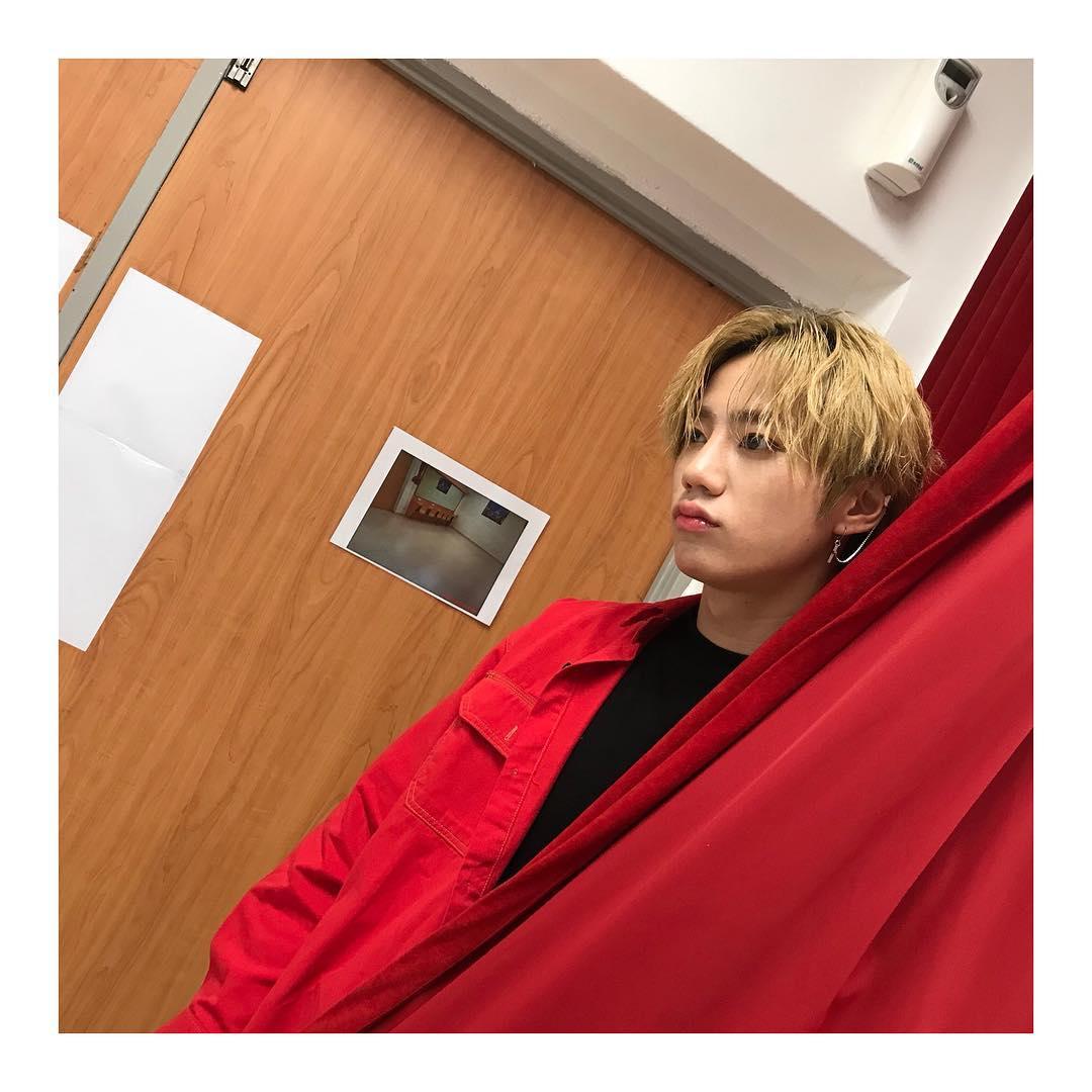 junhaera's tweet photo. Jun's IG Update
2018.09.09
๐น
Feeldog: Why are your lips like that? Are you feeling down? UNMe is there to cheer you up! The photographer took a good picture. I understand very well red rose๐
Taro: today too, your looks are working hard Jjunie๐๐๐๐ https://t.co/GbBu5Vy2MN