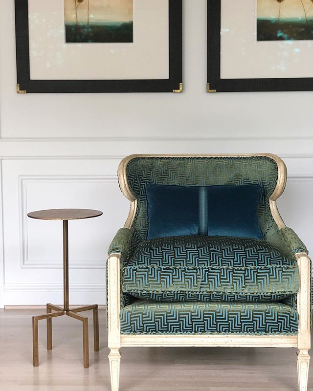 mrbrownhome's tweet image. A perfect Sunday morning setting from Molly Singer Design. Our Kensington #sidetable is coffee ready!
.
.
#livingroomdesign#vintagemeetsmodern #accenttable #drinkstable #interiors #interiordesign #designinspiration #quietmoment