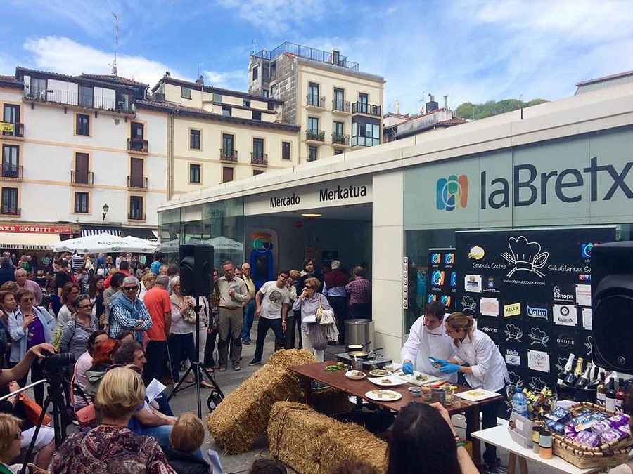 DptoTurComCon's tweet photo. #Bilbo ondoren, @creandococina-k, @DptoTurComCon-ek bultzatuta, bere #showcooking-a 🍳 eta #saioak leku hauetara eramngo ditu: #VitoriaGasteiz (irailak 15), #DonostiaSanSebastián (irailak 22), #Tolosa (irailak 29) eta #Gernika (urriak 29). https://t.co/HI6TQV0OBM
