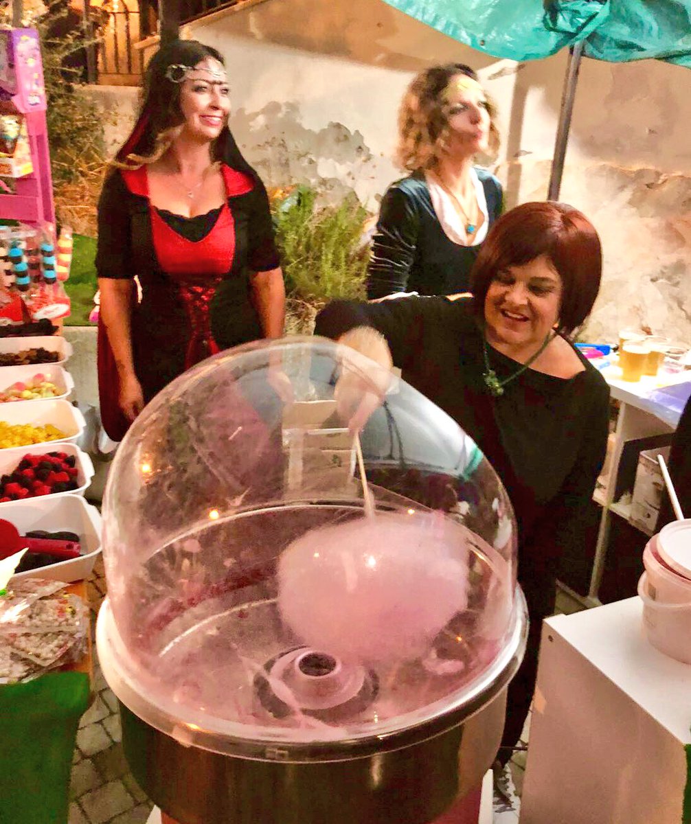 stefaniapezzopa's tweet photo. A #Roccacasale #ilborgodellefate migliaia di persone condividono la bellezza del castello e delle stradine antiche #bravosindaco #innovazione #tradizione #piccoliborghi https://t.co/5NrJo4mzYe