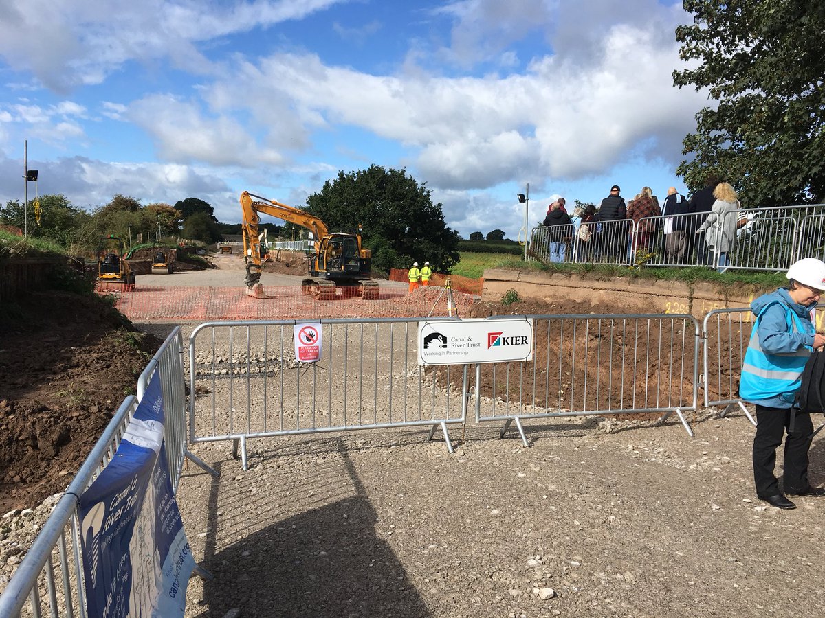 Open day at the Middlewich Canal breach project today. Pleased to be giving a talk about the works to repair the canal. Good to see lots of visitors coming to see this major civil engineering project! <a href="/CRTNorthWest/">Canal & River Trust North West</a>