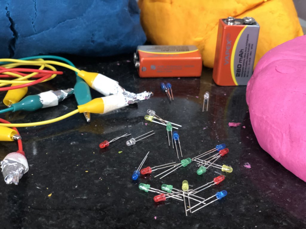 Hoy te esperamos a las 15:30 y 16:30 en <a href="/FeriaMasticar/">Conexión Masticar</a> para nuestro taller de electrónica blanda.  #electronica #arte <a href="/solejordan/">María Soledad Jordán</a> <a href="/valelrt/">Valeria Larrart</a>