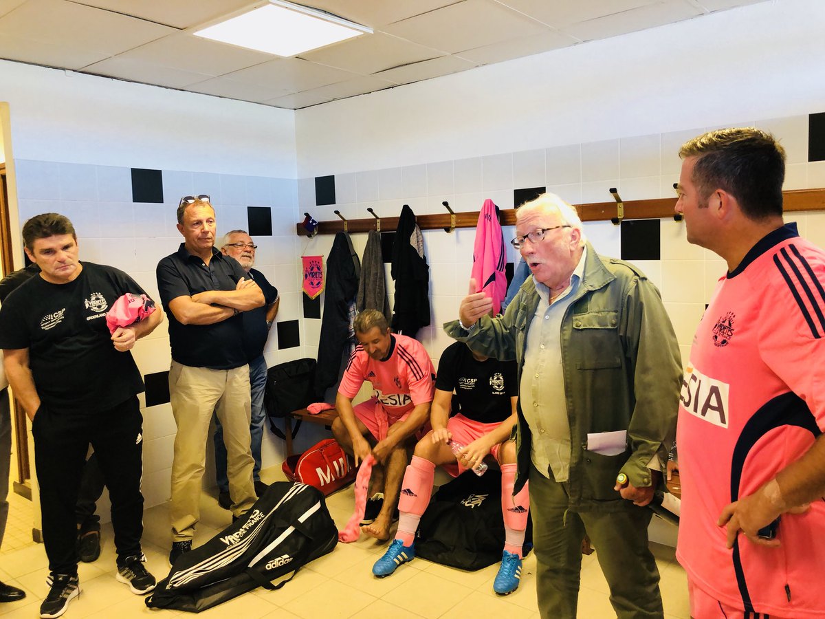 KARLOLIVE's tweet photo. Merci à @JacquesVendroux et à tous les joueurs du @VarietesCF venus à #Poissy cet après-midi pour un match contre l’équipe du CHIPS au profit de l’association @ImagineforMargo ! #générosité https://t.co/zjanbhIcTk