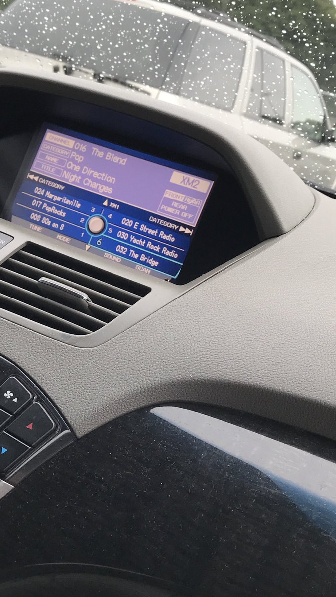 flirtatiousJen2's tweet image. Yesterday was #1000daysof1D and waiting for my sister to end her soccer game this song played