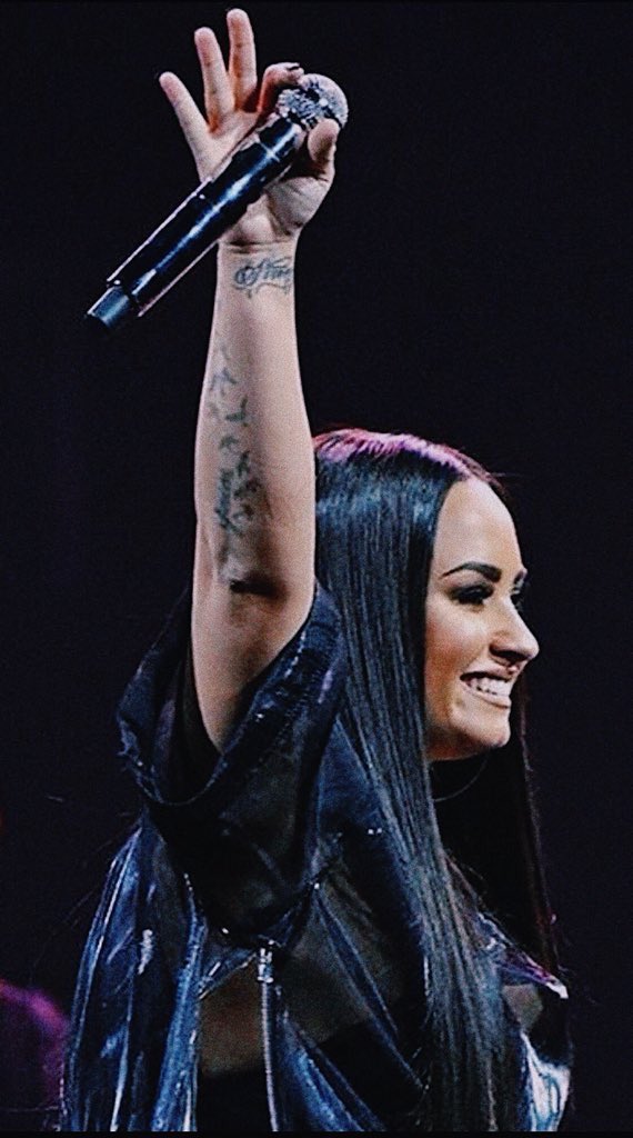 isparklelovato's tweet photo. her smile makes me so happy ugh I love her https://t.co/11wzeUUAHh
