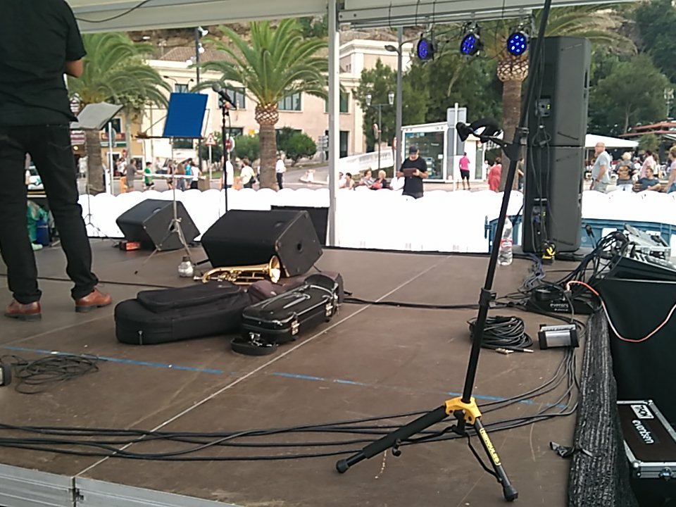 EstraperloD's tweet photo. Tot a punt per començar a les 22h en el parc Rotxina #Maó #Menorca #FestesGràcia2018 https://t.co/9r5jIYRhCn