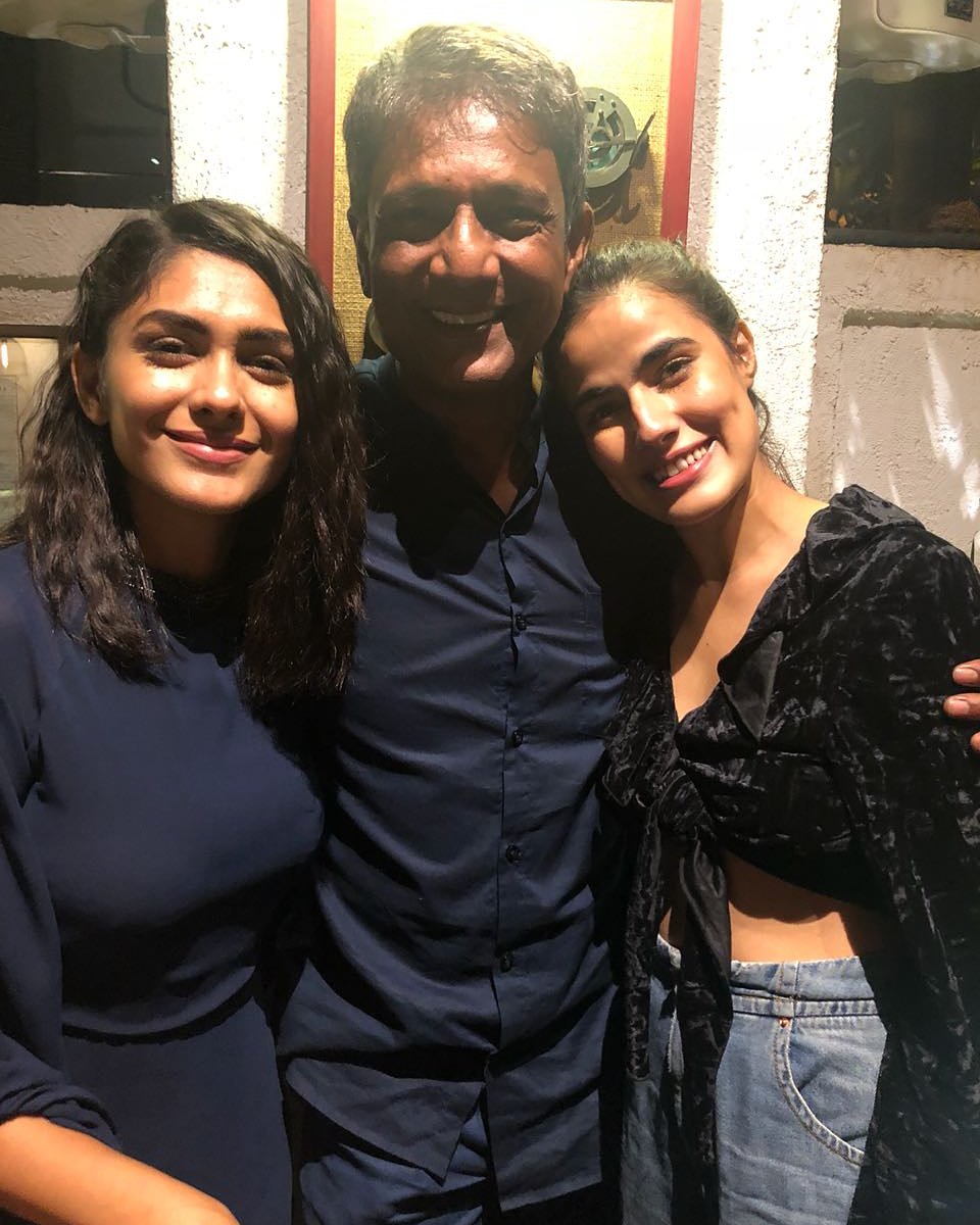 Papa and daughters 👨‍👧‍👧

#LoveSonia in cinemas 14th September.

<a href="/mrunal0801/">Mrunal Thakur</a>
<a href="/_AdilHussain/">Adil hussain</a> <a href="/riyasisodiya071/">riyasisodiya</a>